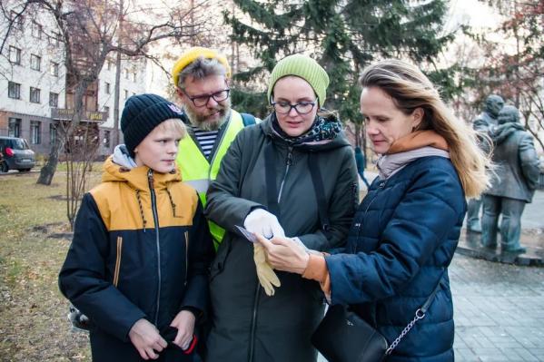 На Ленина прошел первый арт-субботник. «Соседи» собрали десятки «шкаликов», вывезли мусор на переработку и расписали старые окна - Фото 3