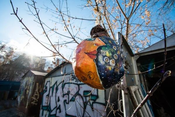 На Ленина прошел первый арт-субботник. «Соседи» собрали десятки «шкаликов», вывезли мусор на переработку и расписали старые окна - Фото 4