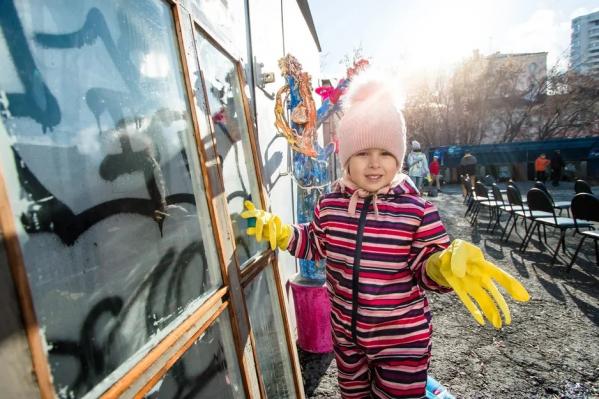 На Ленина прошел первый арт-субботник. «Соседи» собрали десятки «шкаликов», вывезли мусор на переработку и расписали старые окна - Фото 5