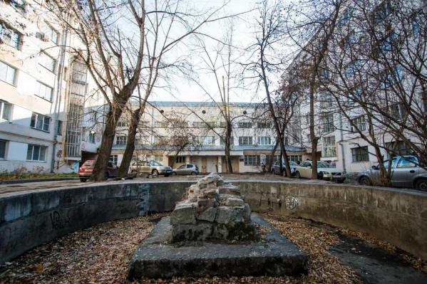 На Ленина прошел первый арт-субботник. «Соседи» собрали десятки «шкаликов», вывезли мусор на переработку и расписали старые окна - Фото 6