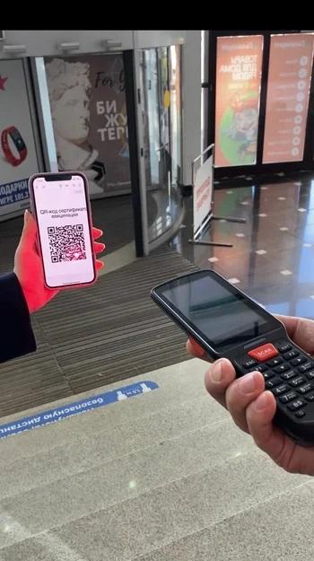 В Гринвиче закупили современные считыватели QR-кодов и организовали отдельный вход в пункт вакцинации - Фото 2