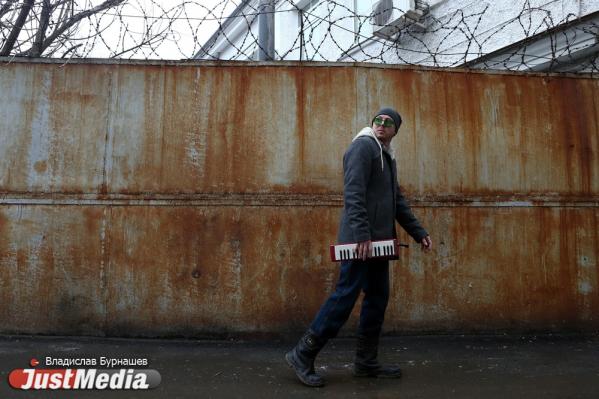 Глеб Васильев, музыкант: «Пушкин, говорят, 1833 год. Погода та же самая, осенняя». В Екатеринбурге -7 градусов - Фото 2