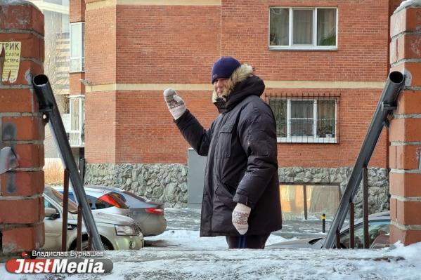 Виктор Сапрыкин, пенсионер: «Достал из загашника теплые пуховик, штаны и варежки». В Екатеринбурге -8 градусов - Фото 4