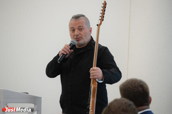 Вадим Самойлов вернулся в «Ельцин Центр» и показал члену Совета при президенте уральскую гитару - Фото 2