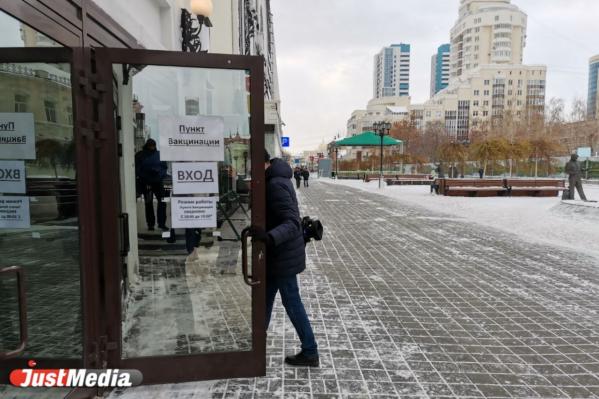 В Екатеринбурге провели ревизию пунктов вакцинации в ТРЦ. В «Гринвиче» образцовый порядок, в «Дирижабле» - рост страждущих - Фото 2