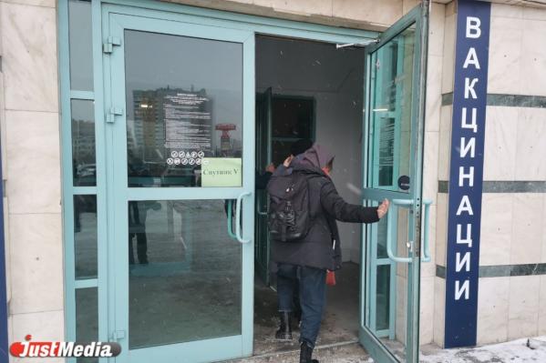 В Екатеринбурге провели ревизию пунктов вакцинации в ТРЦ. В «Гринвиче» образцовый порядок, в «Дирижабле» - рост страждущих - Фото 5