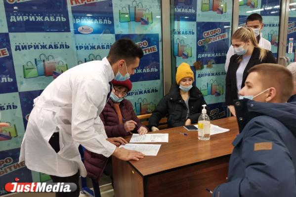 В Екатеринбурге провели ревизию пунктов вакцинации в ТРЦ. В «Гринвиче» образцовый порядок, в «Дирижабле» - рост страждущих - Фото 7