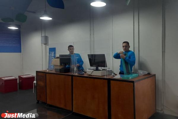 Островки с горячим чаем и отдельный вход для невакцинированных. Корреспондент JustMedia.ru протестировал каток «Северное сияние» в парке Маяковского - Фото 9