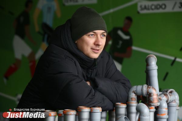 Том Пастухов, артист: «На улице все течет, много воды, потому что я забрал у вас трубы». В Екатеринбурге -4 градуса - Фото 3