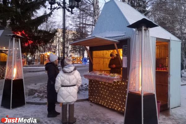 В Екатеринбурге заработала новогодняя ярмарка «Зима. Тепло» - Фото 6