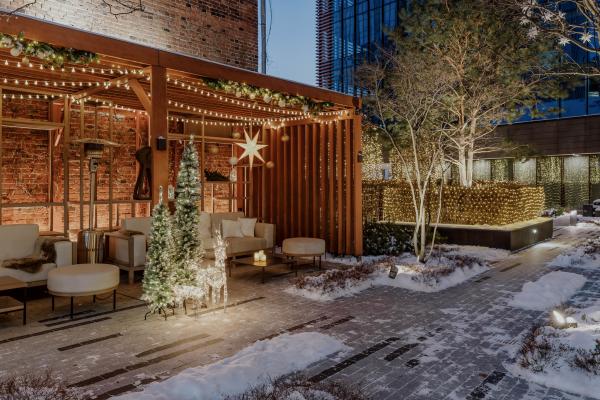 Шторы из гирлянд, светящиеся олени и качель-кольцо. Смотрим, как украшают свои территории ЖК Екатеринбурга - Фото 2