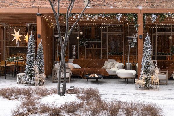 Шторы из гирлянд, светящиеся олени и качель-кольцо. Смотрим, как украшают свои территории ЖК Екатеринбурга - Фото 3