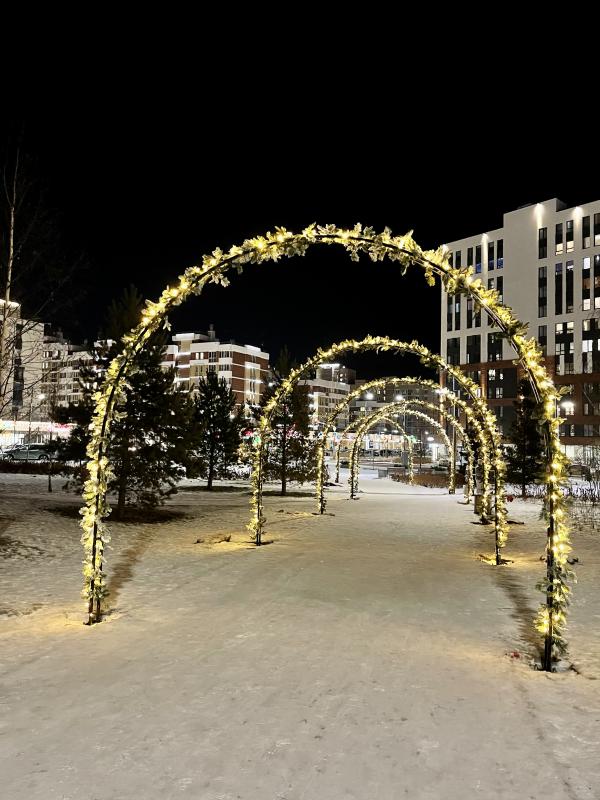 Шторы из гирлянд, светящиеся олени и качель-кольцо. Смотрим, как украшают свои территории ЖК Екатеринбурга - Фото 6