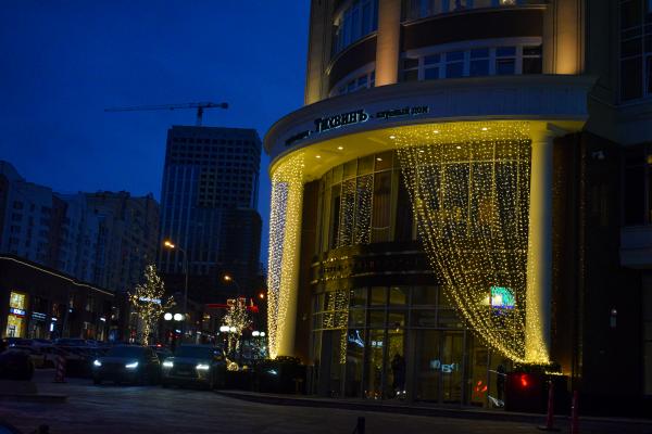 Шторы из гирлянд, светящиеся олени и качель-кольцо. Смотрим, как украшают свои территории ЖК Екатеринбурга - Фото 7