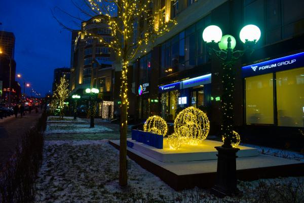 Шторы из гирлянд, светящиеся олени и качель-кольцо. Смотрим, как украшают свои территории ЖК Екатеринбурга - Фото 8