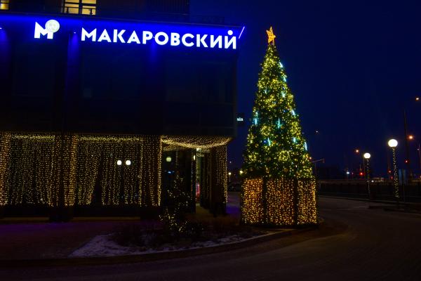 Шторы из гирлянд, светящиеся олени и качель-кольцо. Смотрим, как украшают свои территории ЖК Екатеринбурга - Фото 9