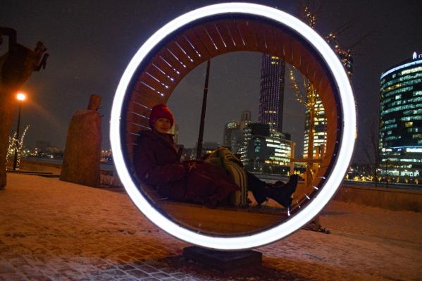 Шторы из гирлянд, светящиеся олени и качель-кольцо. Смотрим, как украшают свои территории ЖК Екатеринбурга - Фото 10