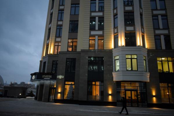 Шторы из гирлянд, светящиеся олени и качель-кольцо. Смотрим, как украшают свои территории ЖК Екатеринбурга - Фото 11