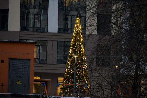 Шторы из гирлянд, светящиеся олени и качель-кольцо. Смотрим, как украшают свои территории ЖК Екатеринбурга - Фото 12