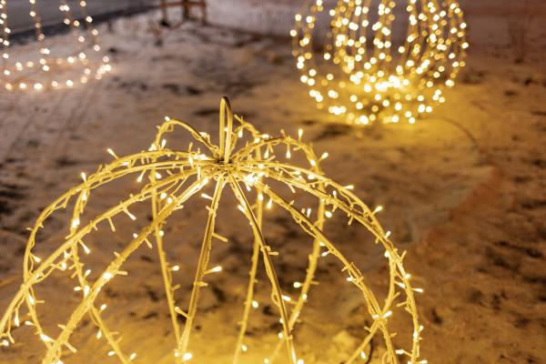 Шторы из гирлянд, светящиеся олени и качель-кольцо. Смотрим, как украшают свои территории ЖК Екатеринбурга - Фото 13