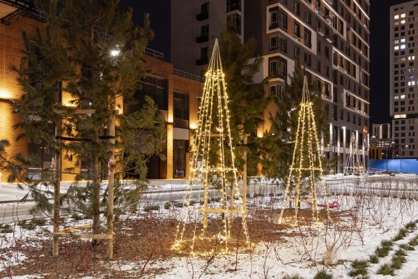 Шторы из гирлянд, светящиеся олени и качель-кольцо. Смотрим, как украшают свои территории ЖК Екатеринбурга - Фото 14