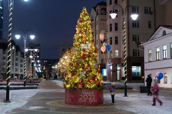 Шторы из гирлянд, светящиеся олени и качель-кольцо. Смотрим, как украшают свои территории ЖК Екатеринбурга - Фото 16