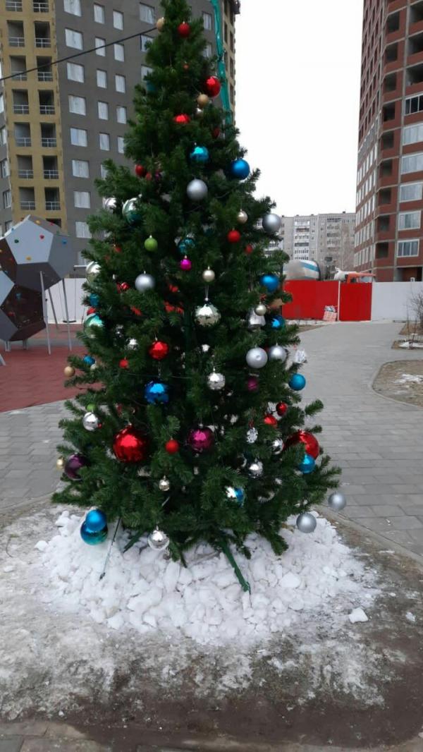 Шторы из гирлянд, светящиеся олени и качель-кольцо. Смотрим, как украшают свои территории ЖК Екатеринбурга - Фото 17