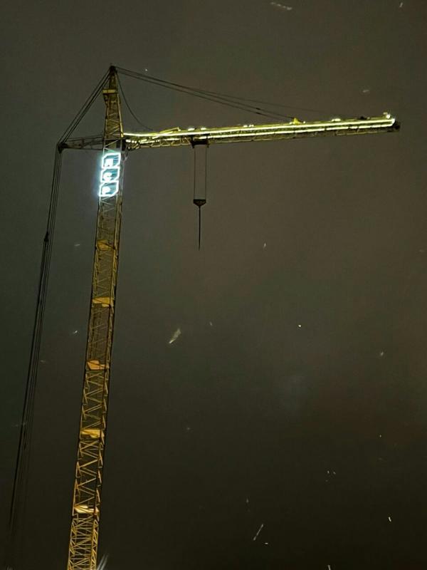 Шторы из гирлянд, светящиеся олени и качель-кольцо. Смотрим, как украшают свои территории ЖК Екатеринбурга - Фото 18