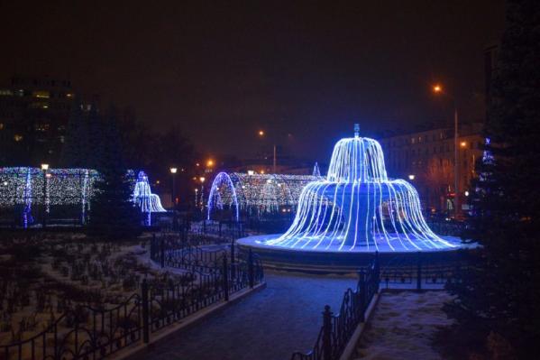 Шторы из гирлянд, светящиеся олени и качель-кольцо. Смотрим, как украшают свои территории ЖК Екатеринбурга - Фото 19