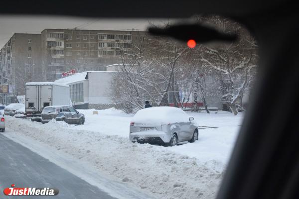 Сотрудники администрации Екатеринбурга проехали половину города и посмотрели как убран снег - Фото 2