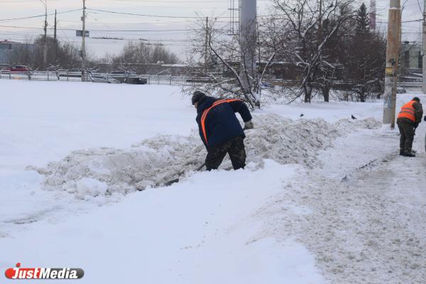 Сотрудники администрации Екатеринбурга проехали половину города и посмотрели как убран снег - Фото 4
