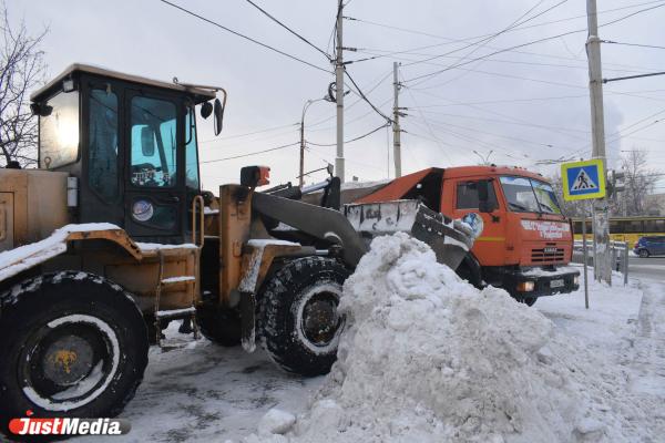 Сотрудники администрации Екатеринбурга проехали половину города и посмотрели как убран снег - Фото 5