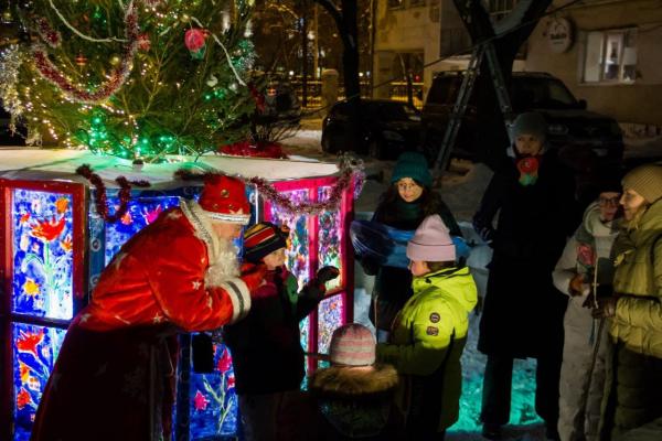 Соседи в Екатеринбурге устраивают новогодние праздники во дворах - Фото 3