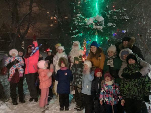 Соседи в Екатеринбурге устраивают новогодние праздники во дворах - Фото 4