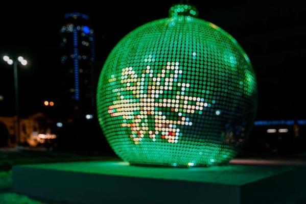 Екатеринбург готов к Новому году. По всему городу запустили световые инсталляции - Фото 2