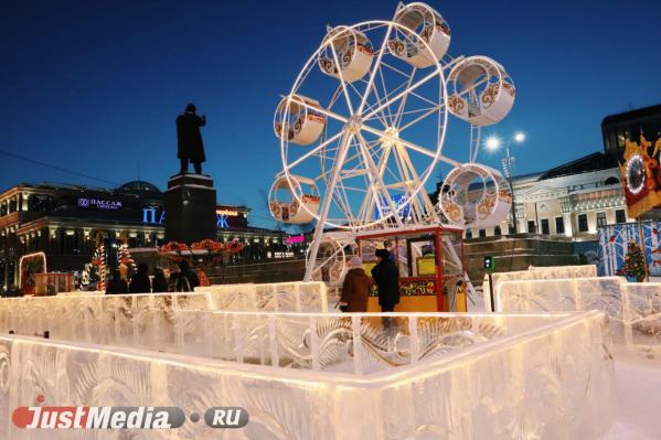 В Екатеринбурге под залпы салюта открылся ледовый городок - Фото 4