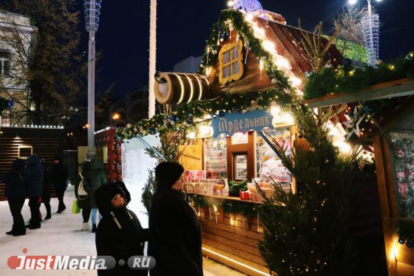 В Екатеринбурге под залпы салюта открылся ледовый городок - Фото 5