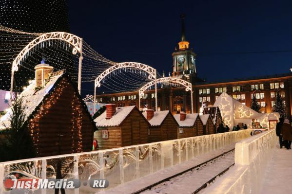 В Екатеринбурге под залпы салюта открылся ледовый городок - Фото 6