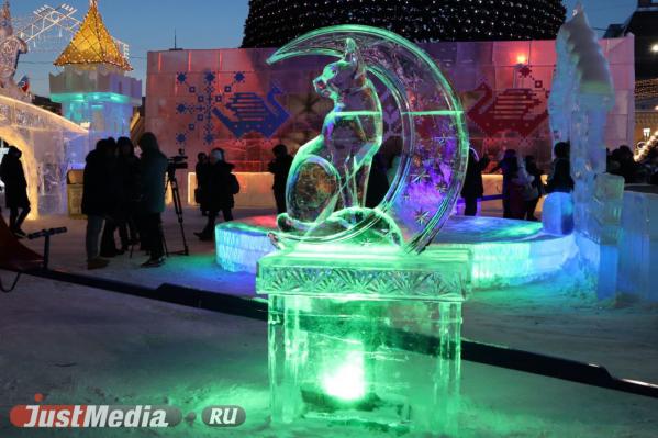 В Екатеринбурге под залпы салюта открылся ледовый городок - Фото 7