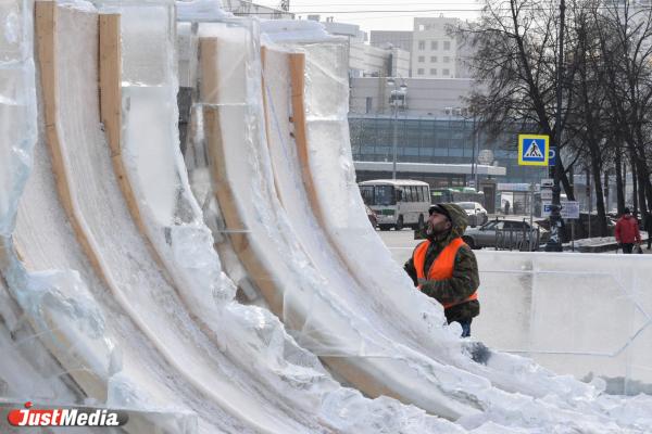 В Екатеринбурге начался разбор главного ледового городка - Фото 9