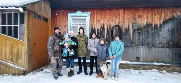 Евгений Куйвашев подарил многодетной семье из Березовского корову - Фото 2