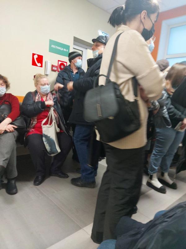 Екатеринбуржцы продолжают жаловаться на огромные очереди в больницах - Фото 2