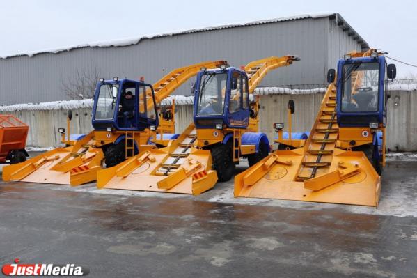 Алексей Орлов передал коммунальным службам первую партию новой снегоуборочной техники - Фото 3