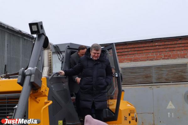 Алексей Орлов передал коммунальным службам первую партию новой снегоуборочной техники - Фото 4