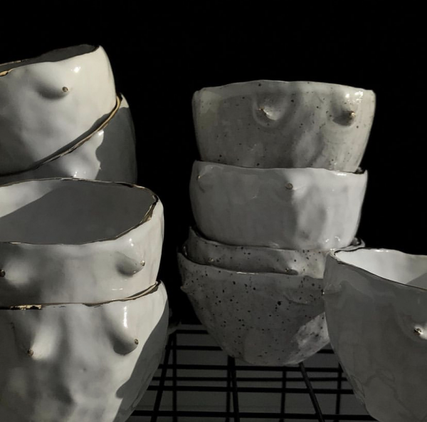 Кружки с женской грудью и бодипозитив в глине. Как художницы с Урала прививают любовь к телу через керамику - Фото 9