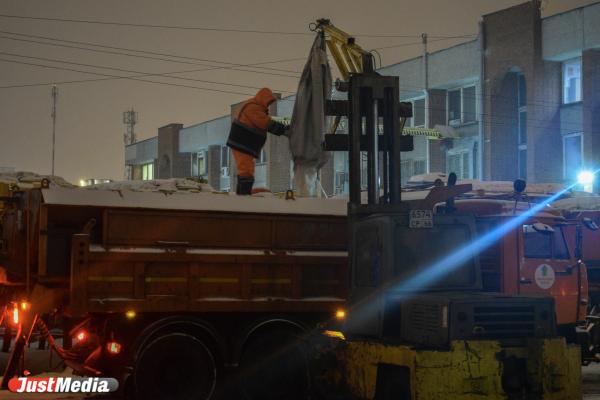 Пять машин на один сугроб. Как убирают снег в Екатеринбурге ночью - Фото 4