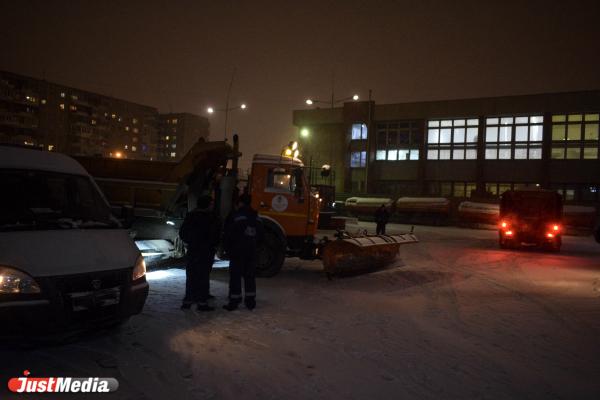 Пять машин на один сугроб. Как убирают снег в Екатеринбурге ночью - Фото 5