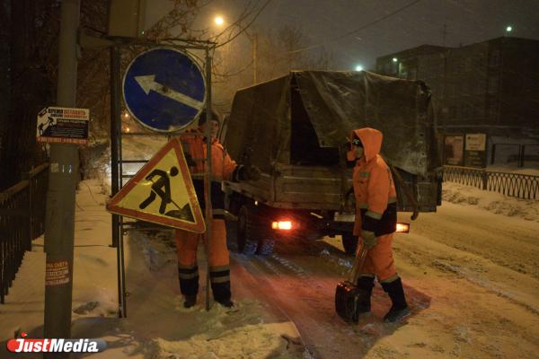 Пять машин на один сугроб. Как убирают снег в Екатеринбурге ночью - Фото 6