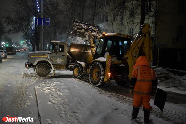 Пять машин на один сугроб. Как убирают снег в Екатеринбурге ночью - Фото 7