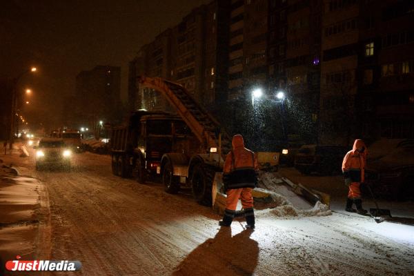 Пять машин на один сугроб. Как убирают снег в Екатеринбурге ночью - Фото 9